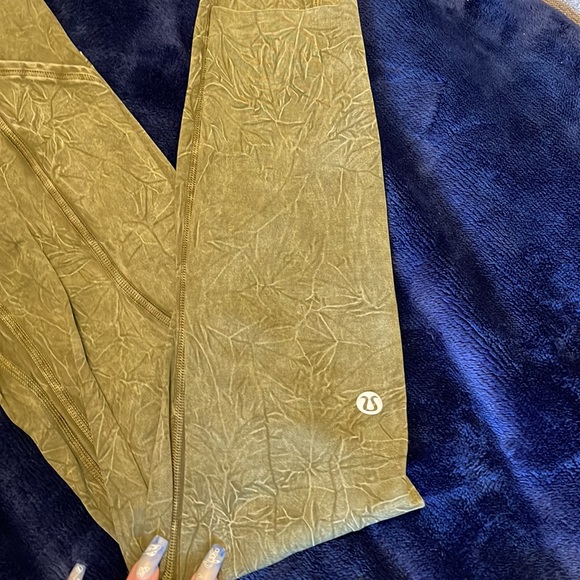 Size 4 Lululemon leggings 25 inch length - Picture 2 of 4